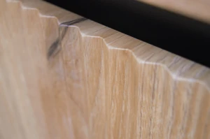 Vitrína s drážkovaným čelom Yukashi 2F T101 dub evoke