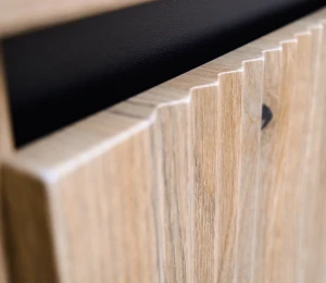 Vitrína s drážkovaným čelom Yukashi 2F T101 dub evoke